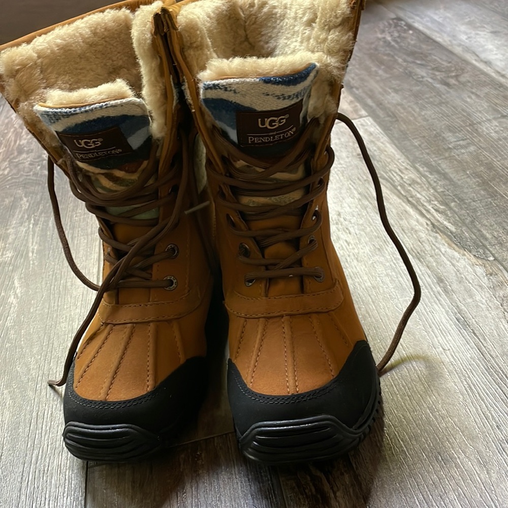 Ugg winter boots. Size 7.5(24.5cm) Never worn. New w/o Tag